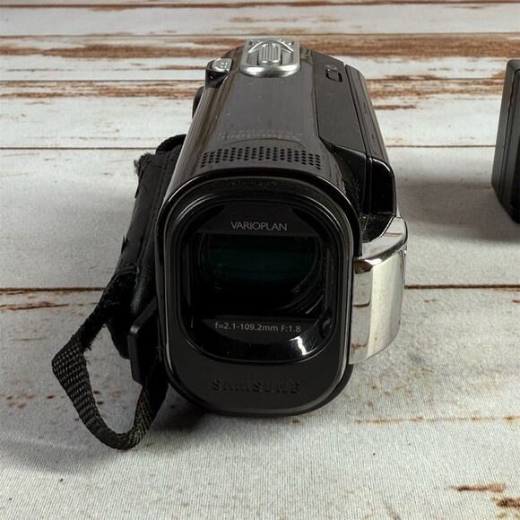 Samsung Compact Camcorder 65x Zoom Flip-Out Screen – w/ Battery & Charger Used - Picture 2 of 7